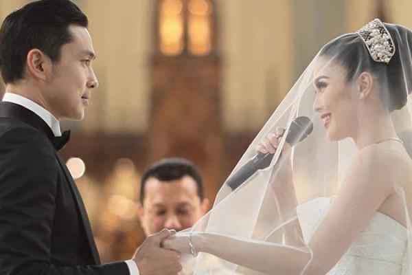 Syahdu! Ini 10 Potret Pemberkatan Nikah Pasangan Artis
