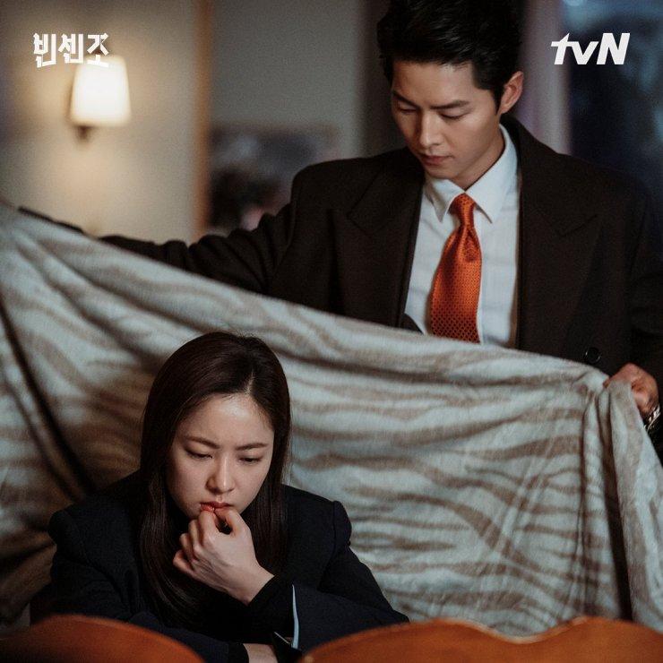 Ciuman Pertama Vincenzo, 9 Potret Chemistry Song Joong Ki-Jeon Yeo Bin