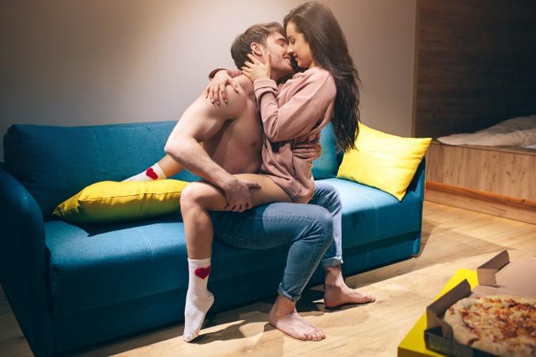 8 Posisi Seks di Sofa yang Bikin Bercinta Makin Menantang