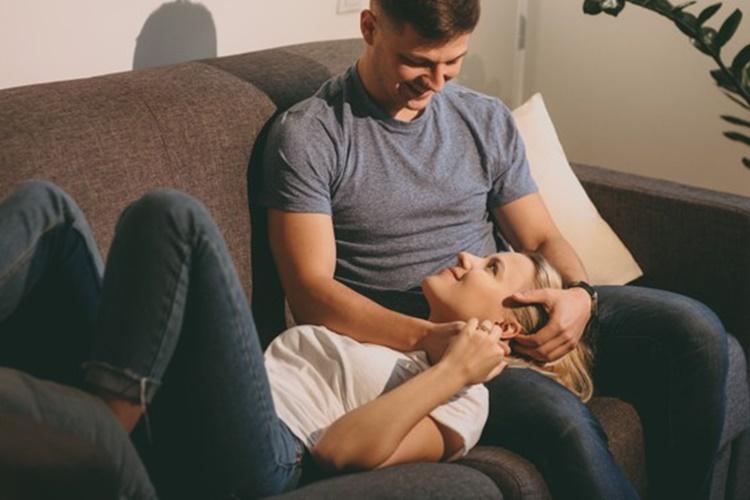 8 Posisi Seks di Sofa yang Bikin Bercinta Makin Menantang