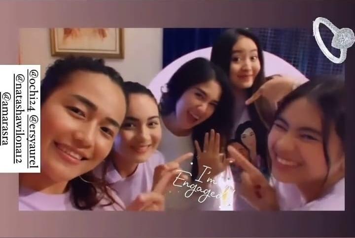 7 Momen Lamaran Romantis Ochi Rosdiana, Sang Kekasih Jadi Sorotan!