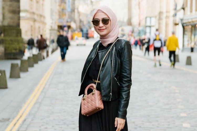 Inspirasi OOTD Hijab Street Style a La Selebgram Indonesia