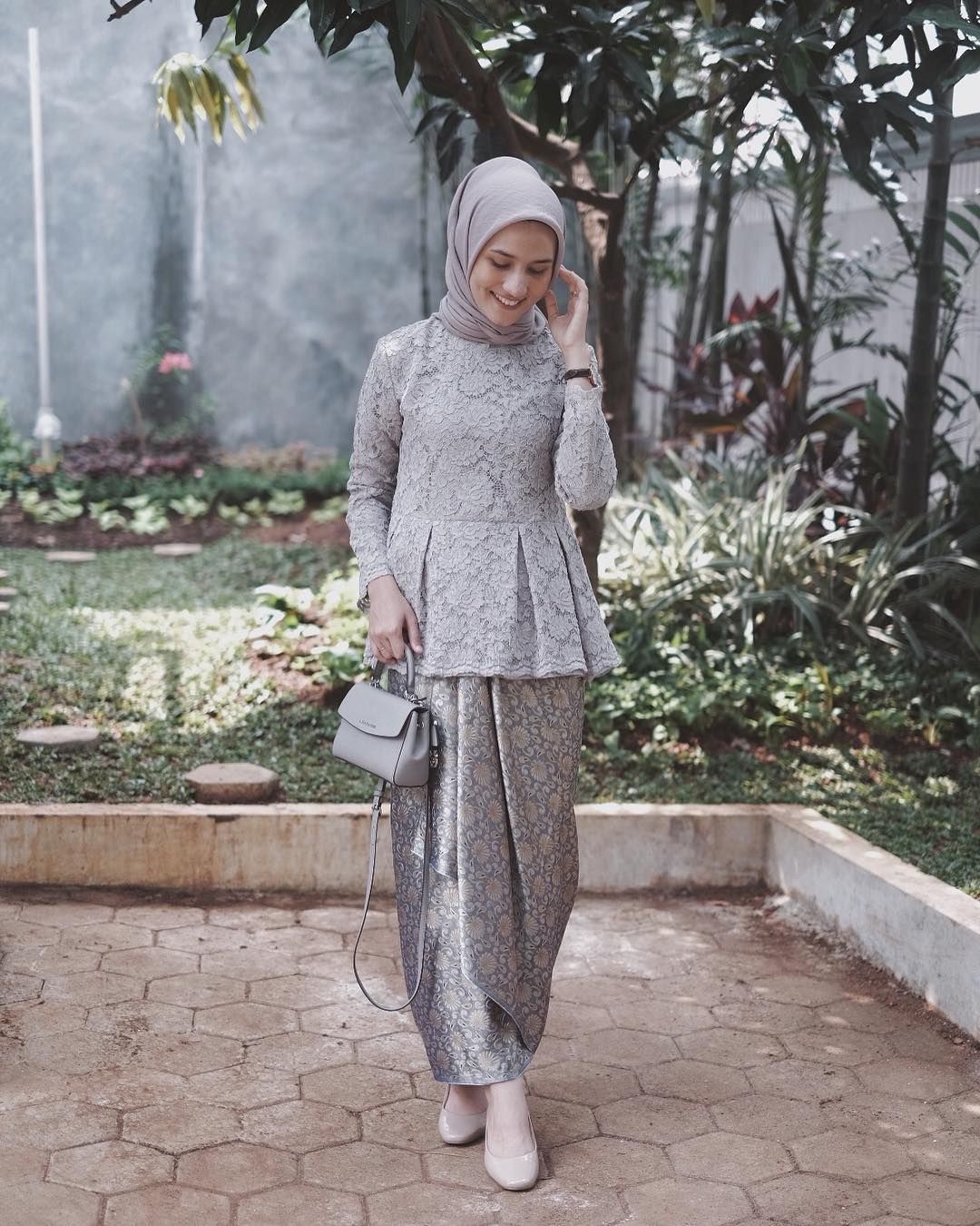 Hadiri Pesta dengan Outfit Hijab Modern Model Kebaya Peplum