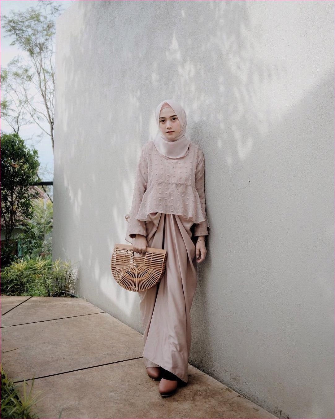 Hadiri Pesta dengan Outfit Hijab Modern Model Kebaya Peplum