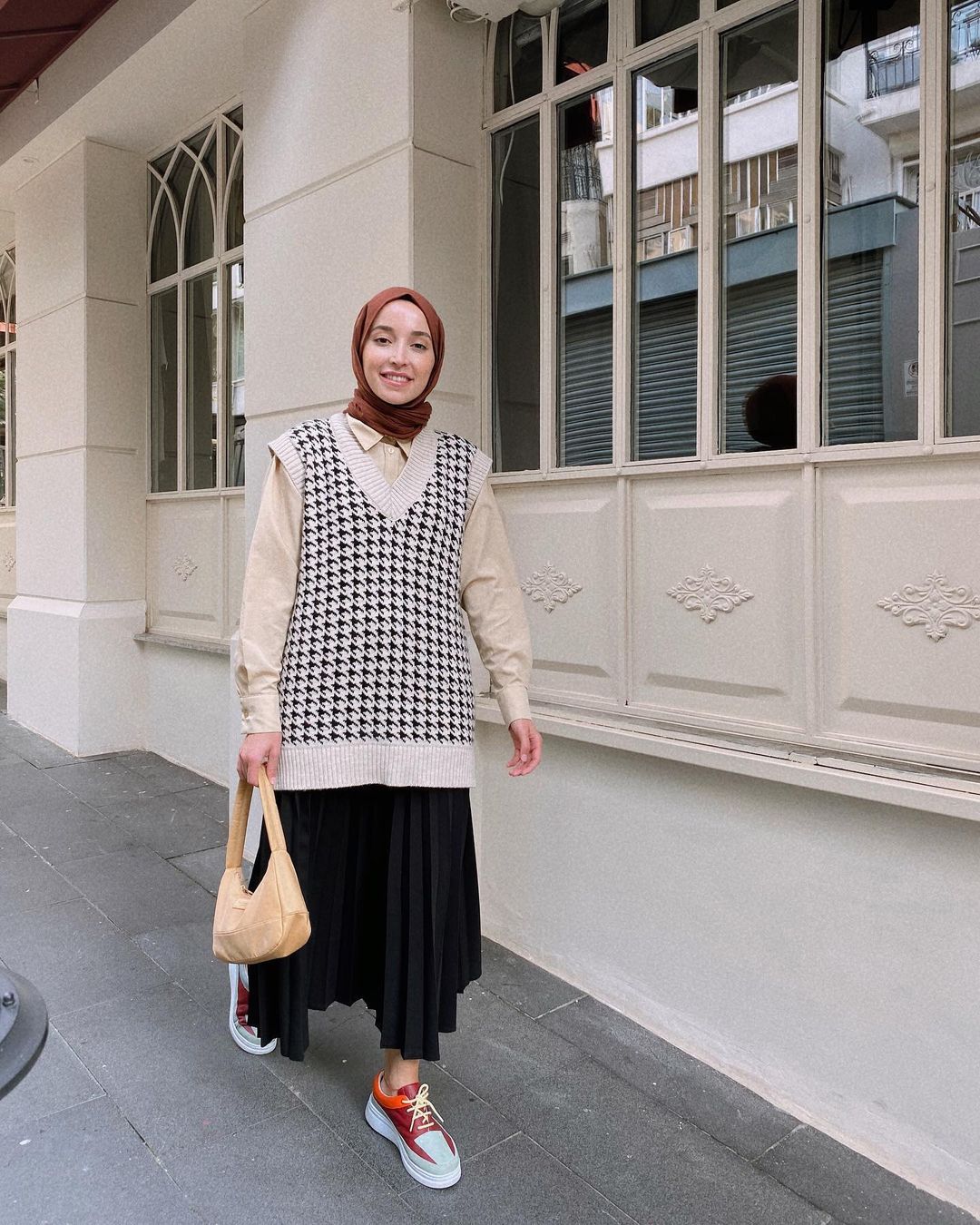 Tips Padu-padan Vest Rajut untuk Cewek Hijab, Kekinian Banget!