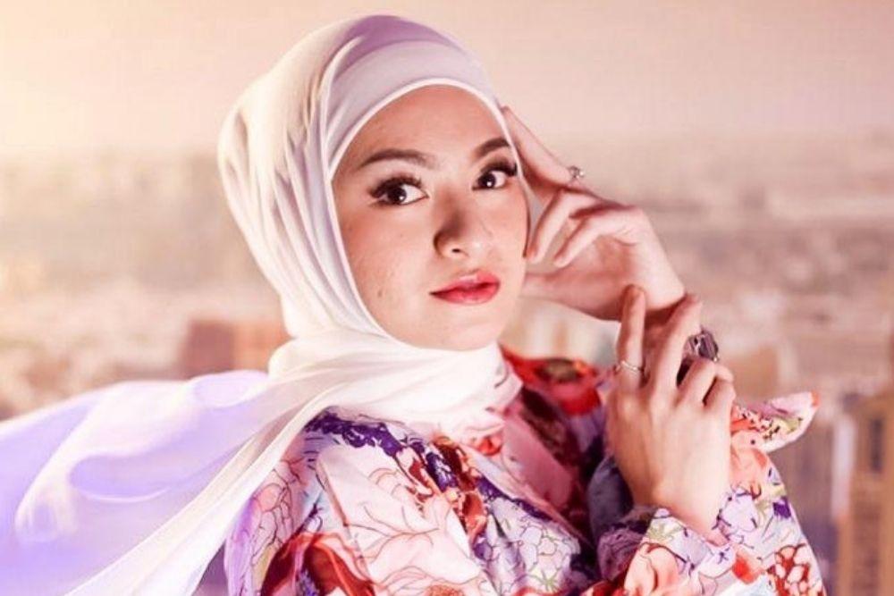 Gaya Riasan Seleb yang Jalankan Ibadah Puasa untuk Pertama Kali 