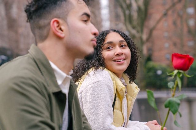 6 Gestur Romantis Ini Bisa Membuat Hubunganmu Lebih Kuat dan Bahagia