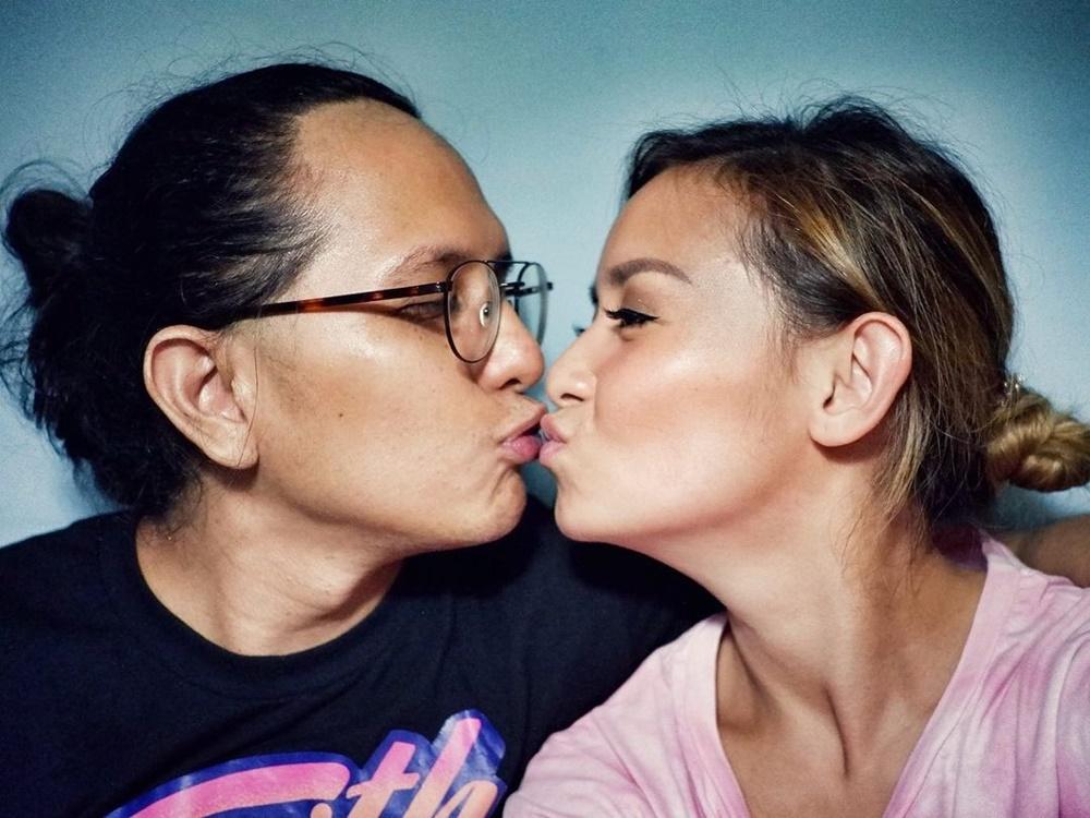 Positif COVID, Ini 10 Potret Perjalanan Cinta Joanna Alexandra & Suami