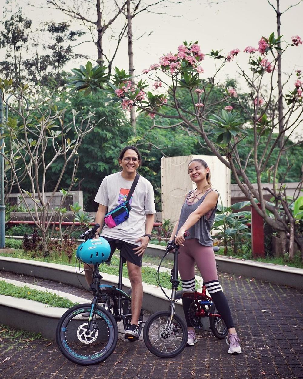 Positif COVID, Ini 10 Potret Perjalanan Cinta Joanna Alexandra & Suami