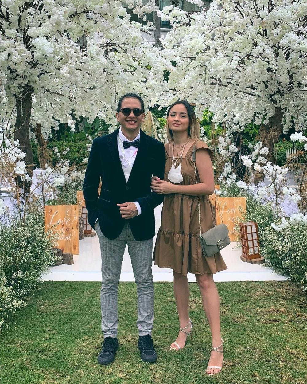 Positif COVID, Ini 10 Potret Perjalanan Cinta Joanna Alexandra & Suami