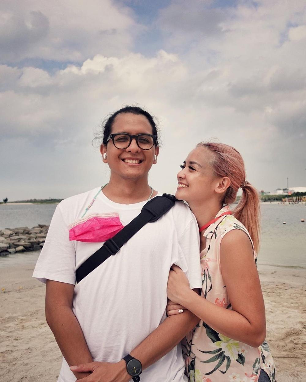 Positif COVID, Ini 10 Potret Perjalanan Cinta Joanna Alexandra & Suami