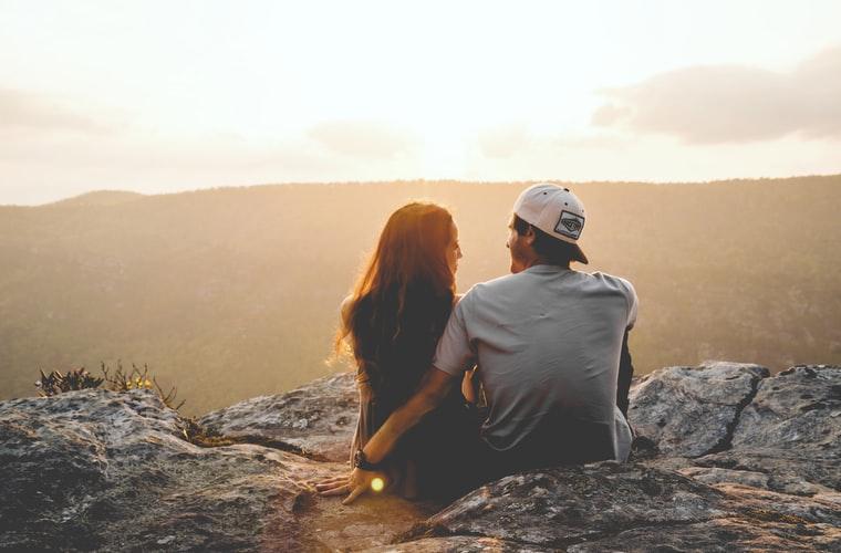 Jangan Emosi, Ini 9 Cara Menghadapi Pacar yang Over Protektif