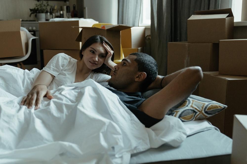 Punya Pasangan yang Pemalu Saat Berhubungan Seks? Coba 9 Cara Ini