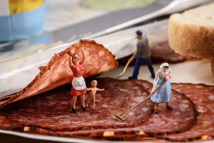 Unik dan Menggemaskan, Dunia Miniatur Ini Dibuat dari Makanan