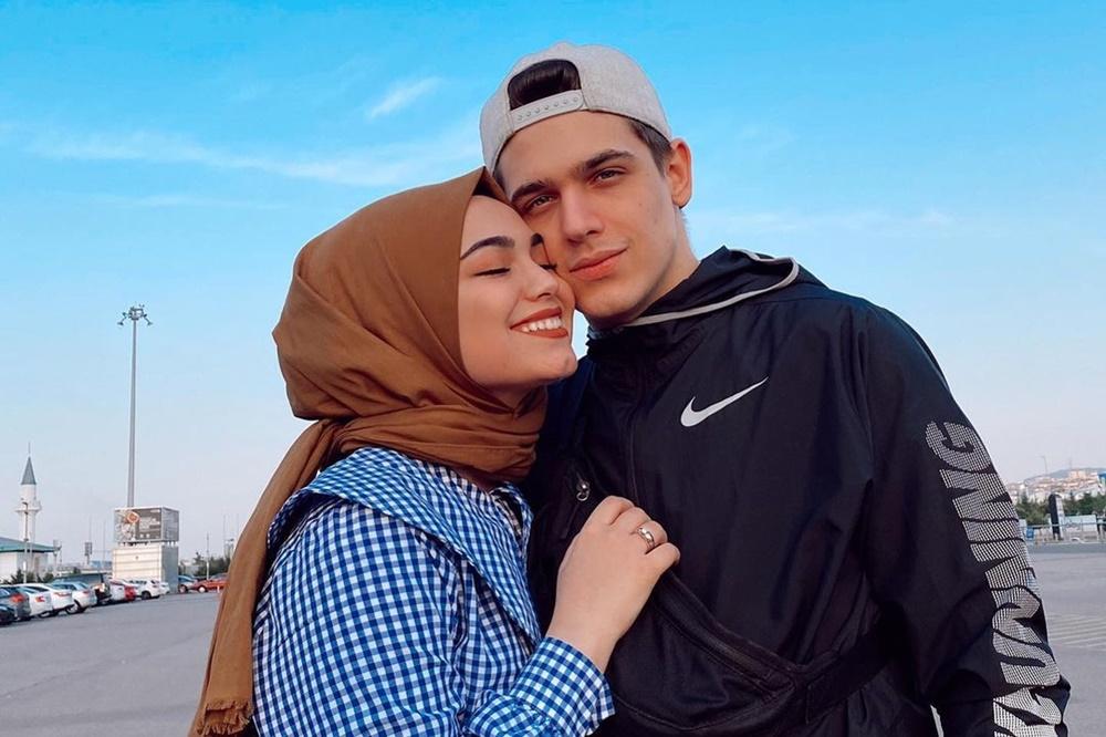 Apakah Mencium Istri di Siang Hari Membatalkan Puasa? Ini Jawabannya