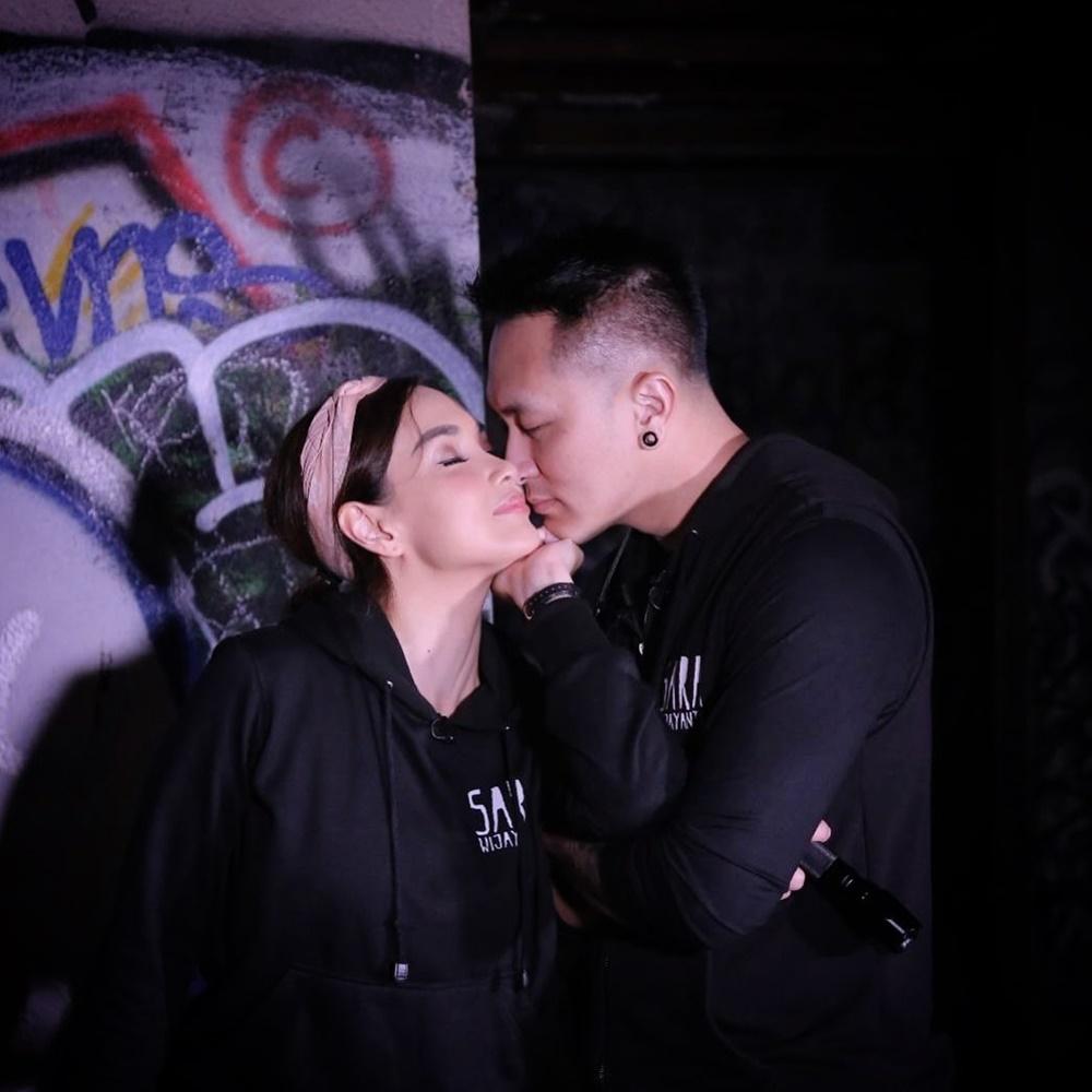 Digosipkan Cerai, Ini 9 Bukti Kemesraan Sara Wijayanto & Demian Aditya