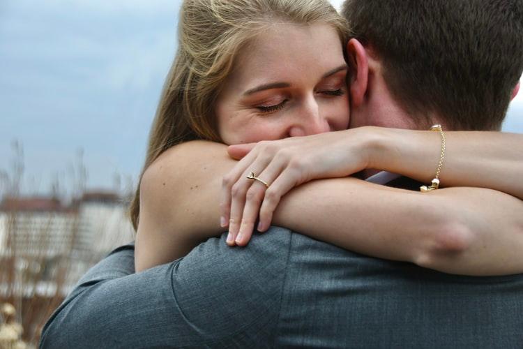 Fenomena Love Bombing, Kenali Tanda dan Bahayanya Buat Kamu