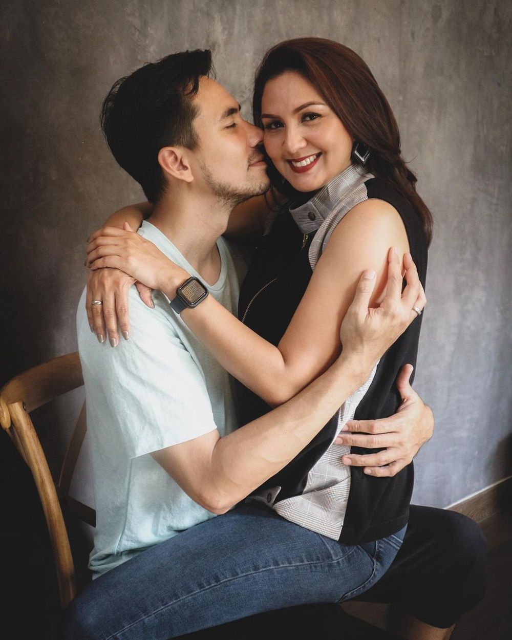 Couple Goals! 10 Potret Kisah Cinta Darius Sinathrya dan Donna Agnesia