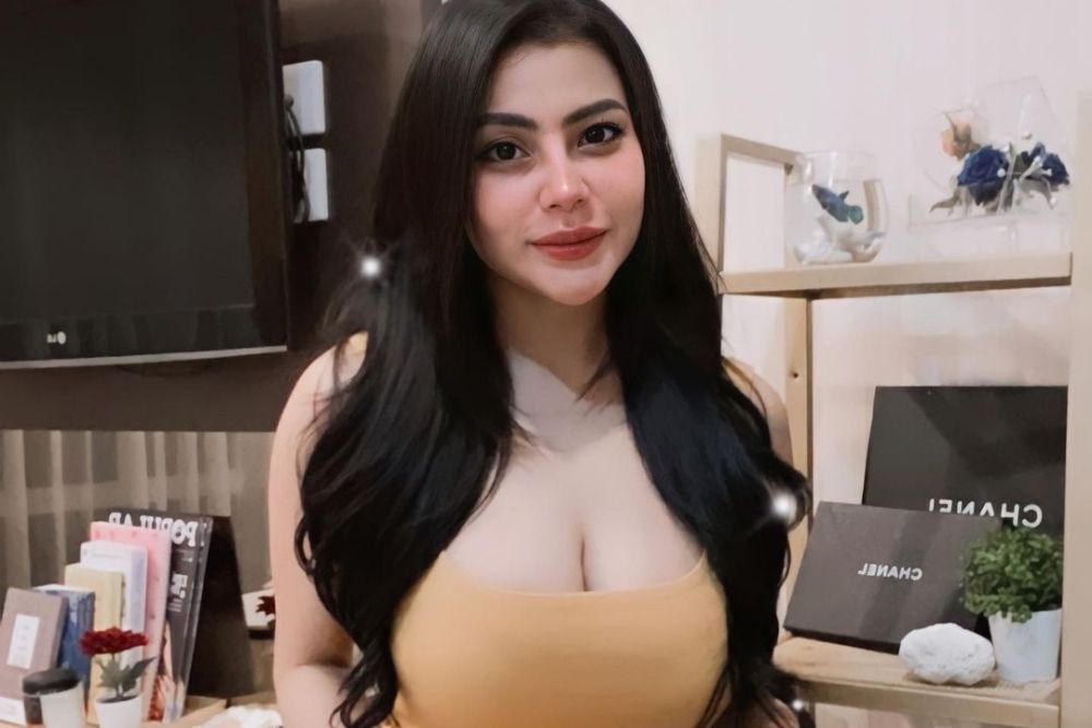 Tisya Erni, Model Seksi yang Dikabarkan Dekat dengan Sule