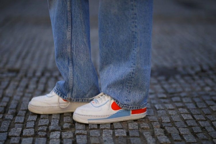 Tips Bergaya Kekinian dengan Padu-padan Celana Jeans dan Sneakers