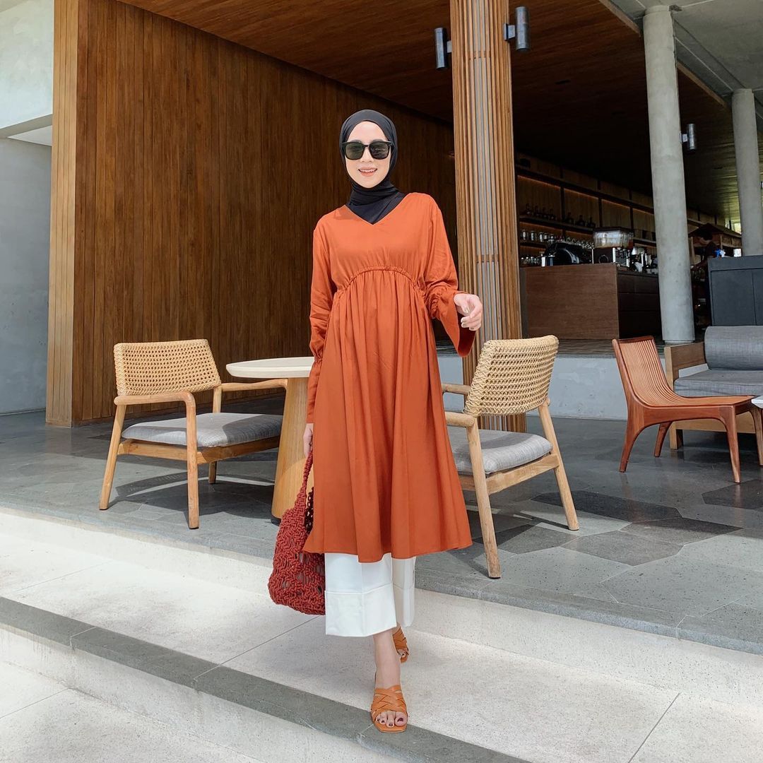 6 Inspirasi Padu-padan Baju Tunik untuk Cewek Hijabers