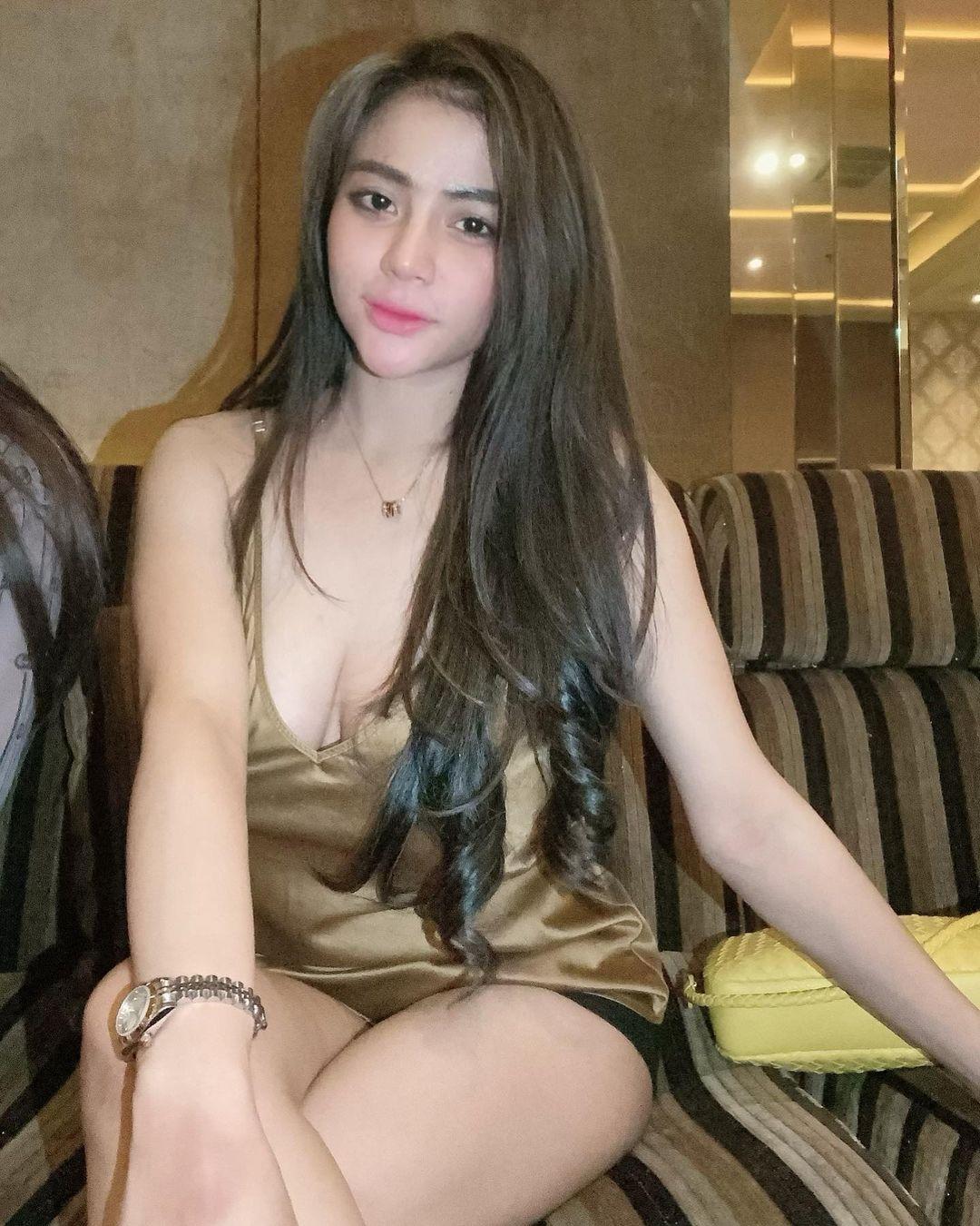 Intip Gaya Seksi Tisya Erni, Model yang Dikabarkan 'Teman Dekat' Sule