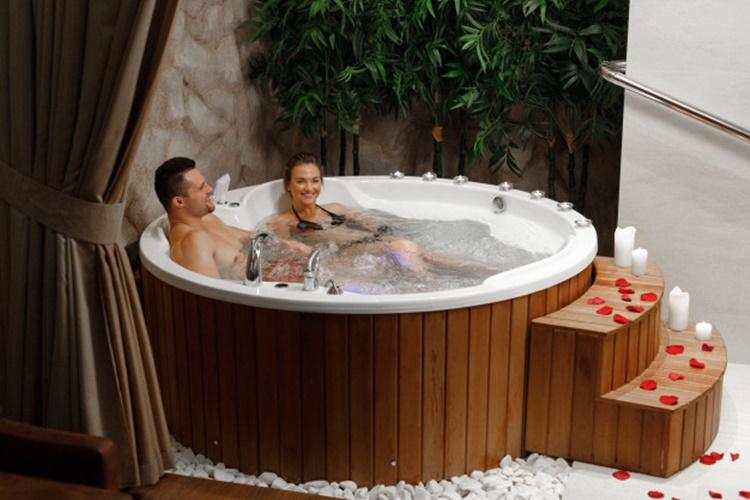 Romantis! 5 Cara Berhubungan Seks di Bathtub Agar Makin Intim