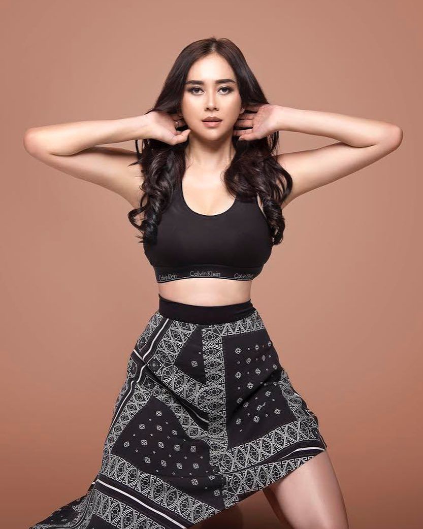 Intip Gaya Aura Kasih saat Pemotretan, Elegan hingga Sensual