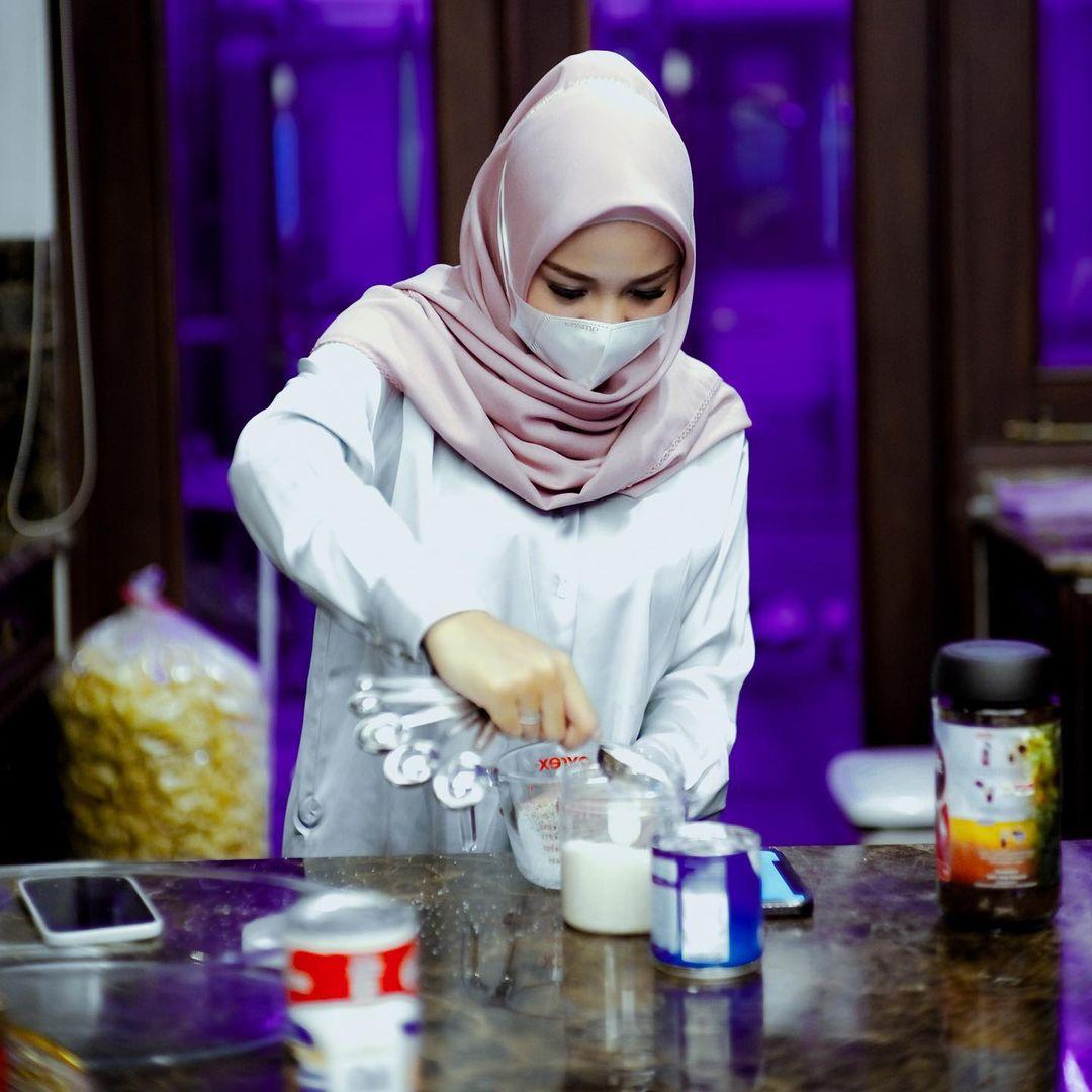 Sambut Ramadan, Intip Gaya Baru Aurel Hermansyah Menggunakan Hijab