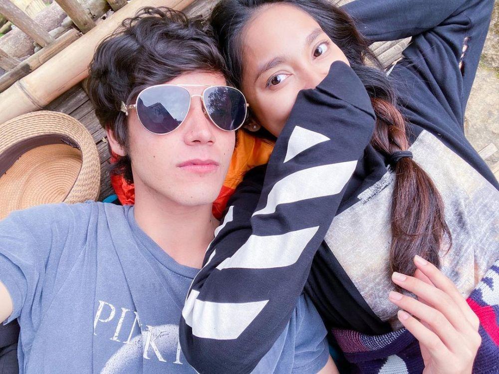 Kelewat Mesra, Ini 9 Gaya Pacaran Artis yang Paling Disorot