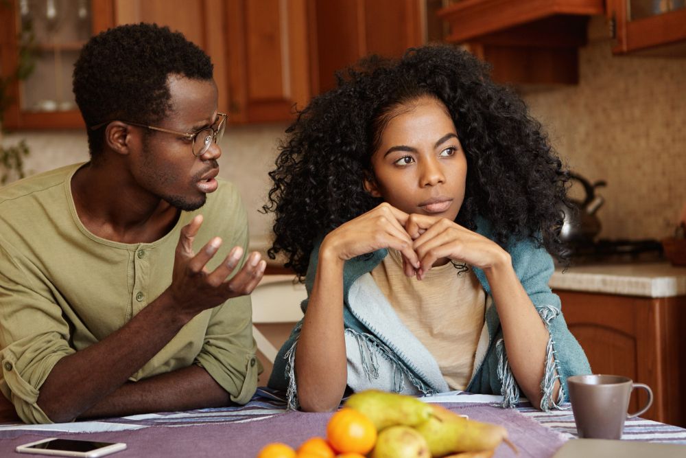 Apa Iya Kamu Nggak Perlu Memusingkan Masalah Kecil dengan Pasangan? 