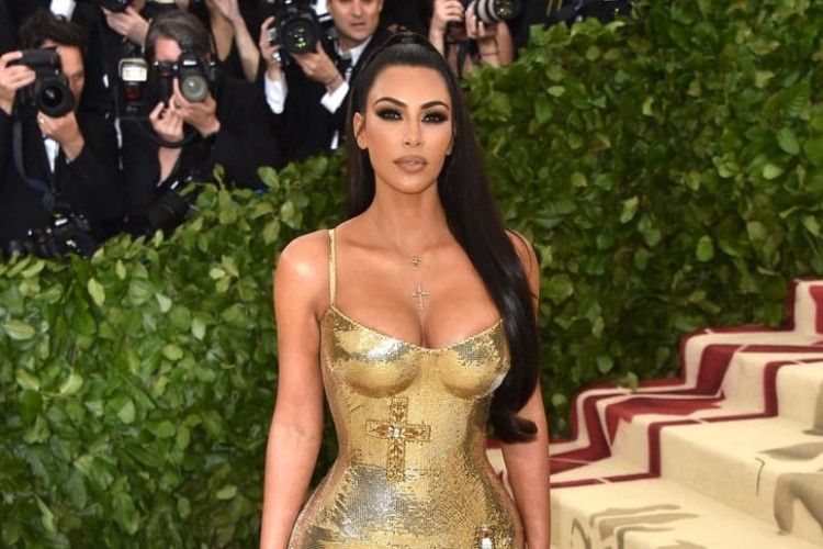 Gaya Seksi Artis Hollywood Pakai Dress Emas, Sensual yang Mahal!
