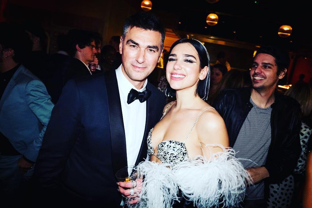 Sering Dikira Kekasih, Begini Gaya Kompak Dua Lipa dan Sang Ayah