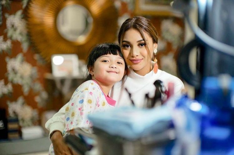 Punya Usia Jauh, 10 Artis Ini Sayang Banget dengan Adik Kecilnya