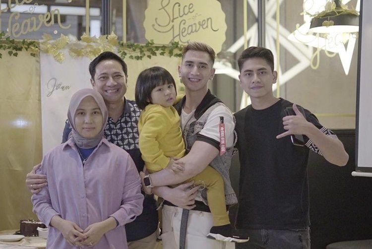 Punya Usia Jauh, 10 Artis Ini Sayang Banget dengan Adik Kecilnya