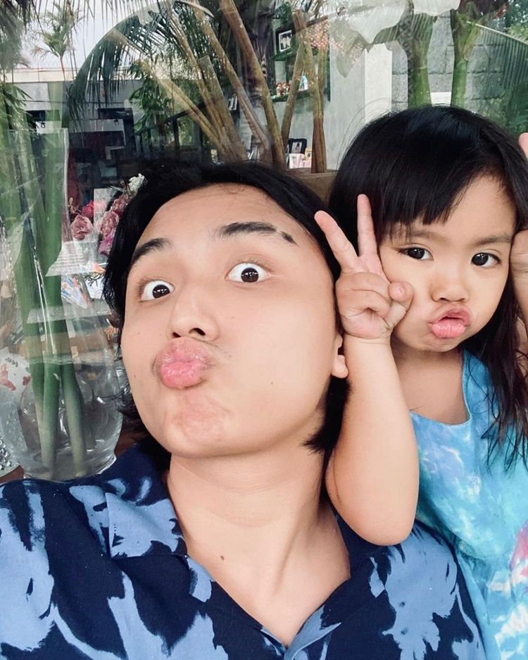 Punya Usia Jauh, 10 Artis Ini Sayang Banget dengan Adik Kecilnya