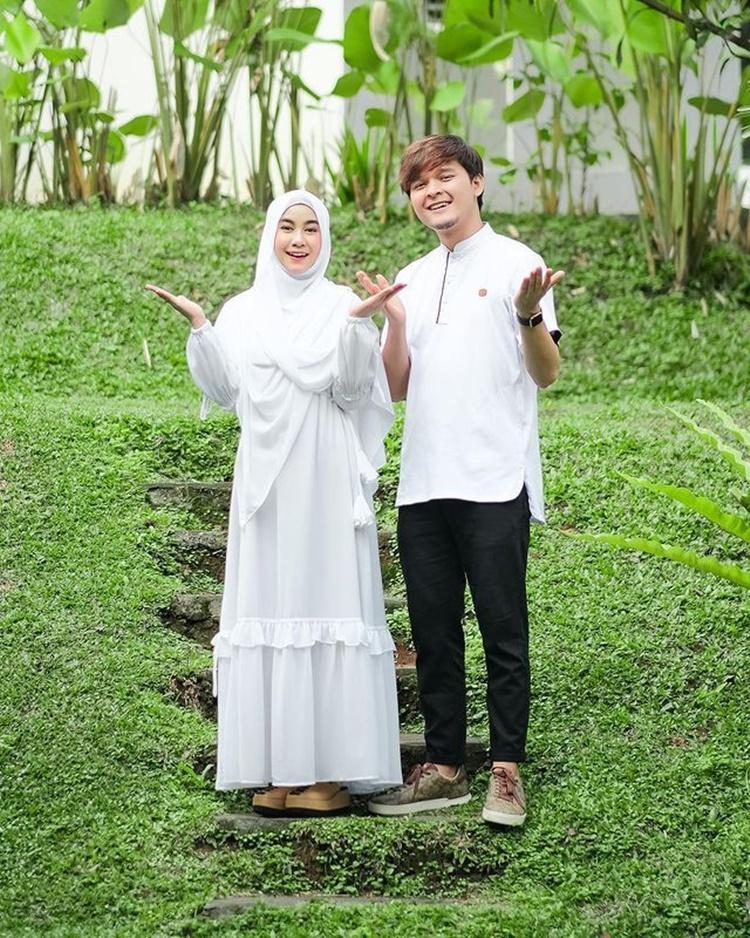 Istri Lebih Tua Setahun, 9 Pasangan Artis Ini Tampak Serasi nan Mesra