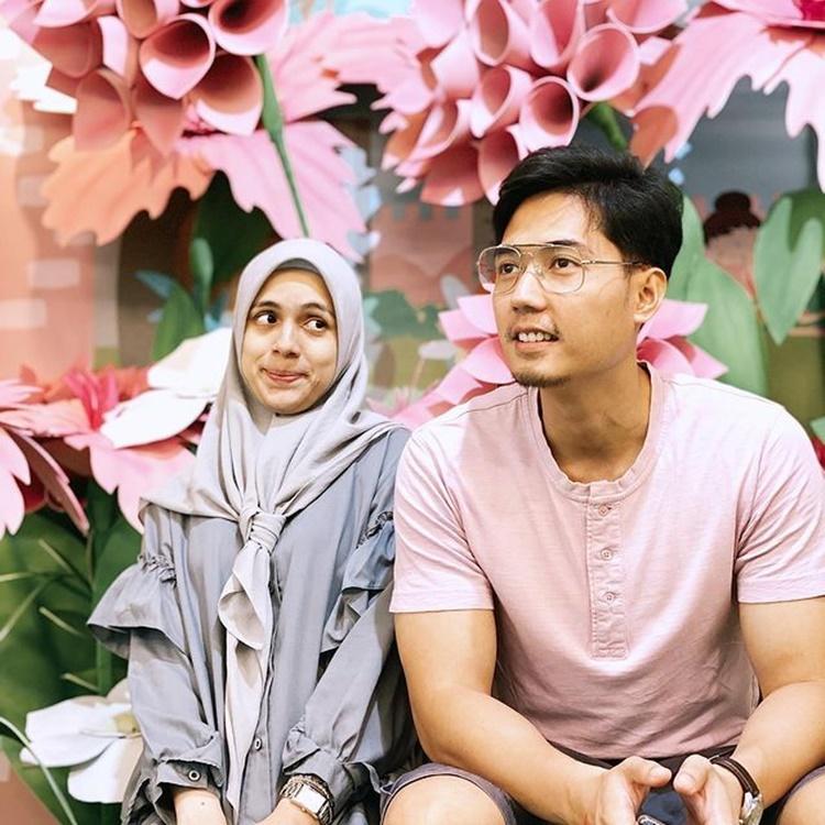 Istri Lebih Tua Setahun, 9 Pasangan Artis Ini Tampak Serasi nan Mesra