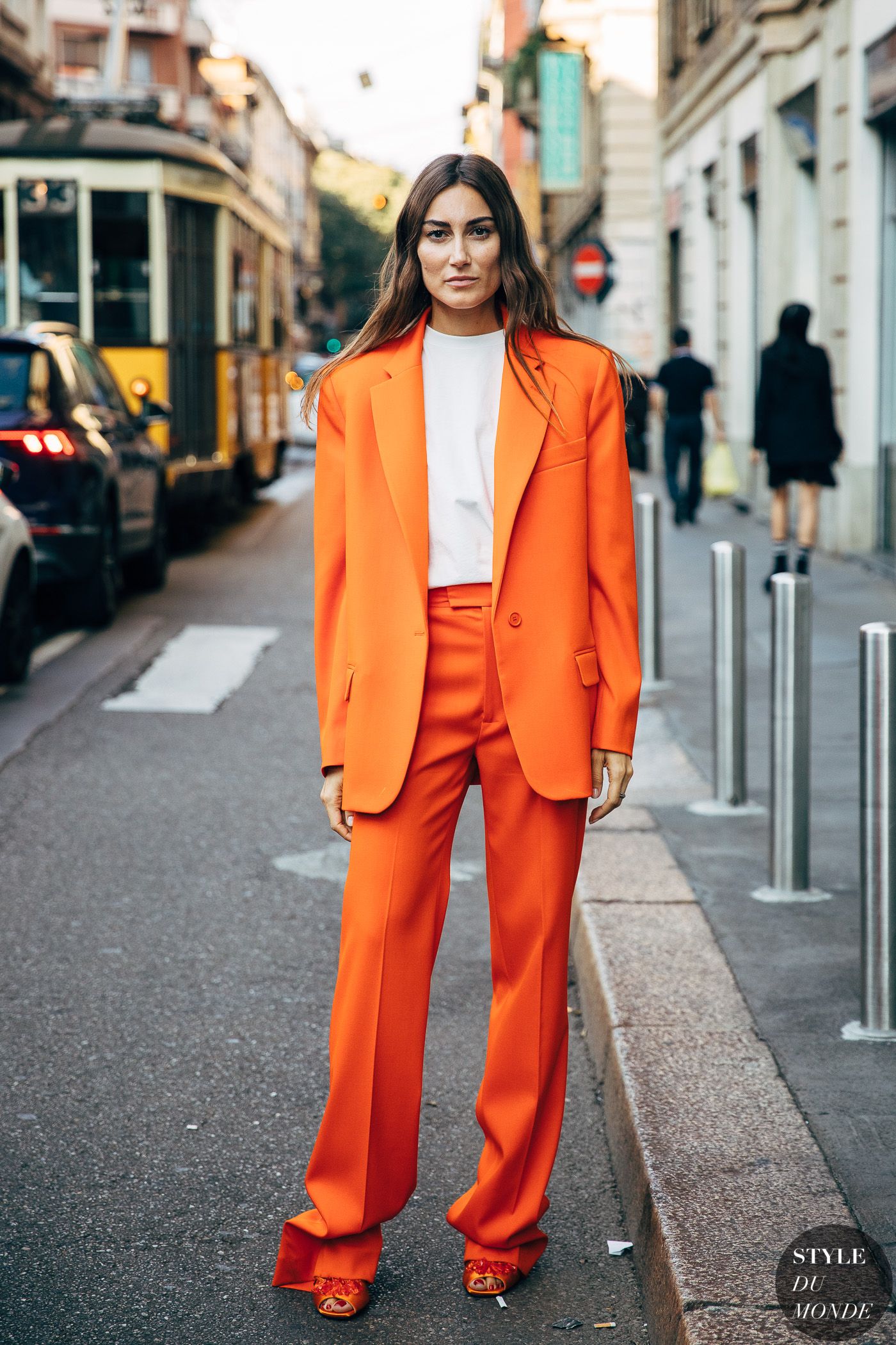 5 Inspirasi OOTD Warna Orange, Tampil Penuh Antusias!