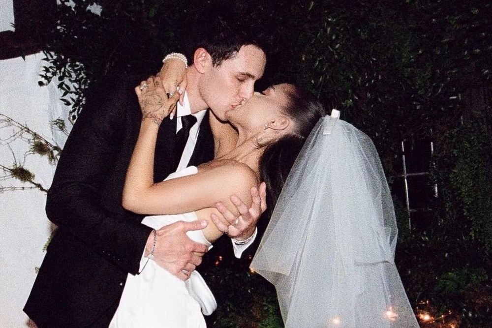 Intim Banget, Ini Foto-foto Pernikahan Ariana Grande & Dalton Gomez