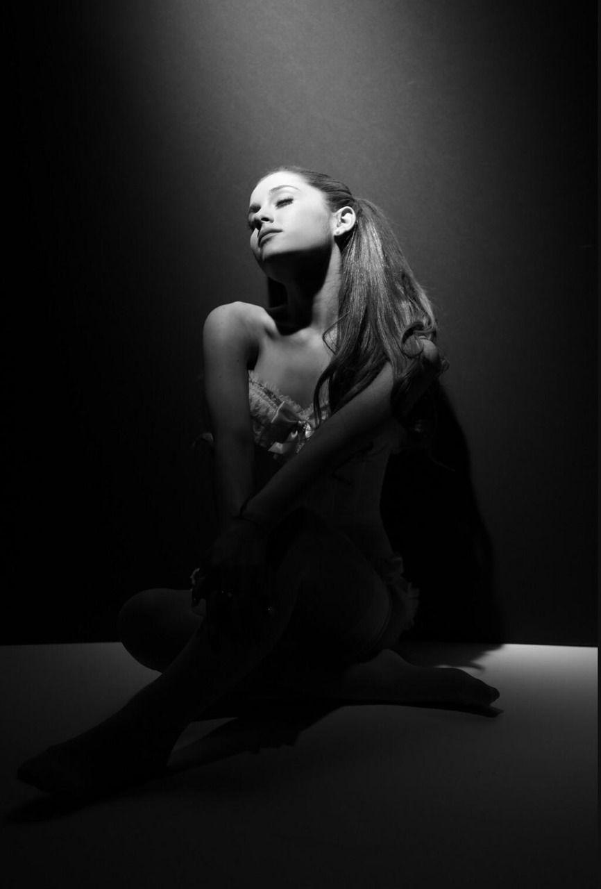 Perubahan Gaya Ariana Grande di Cover Album Dulu hingga Sekarang