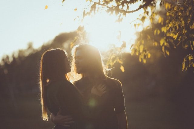 Apa Itu Karmic Relationship? Kenali 7 Tandanya dalam Hubungan