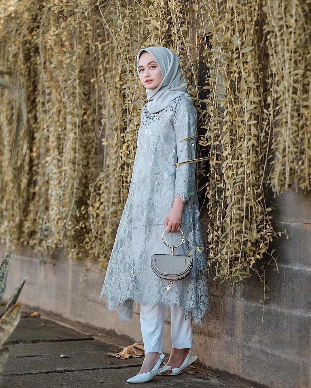 Ide Pakaian Hijab dengan Celana yang Cocok untuk Hadiri Pesta