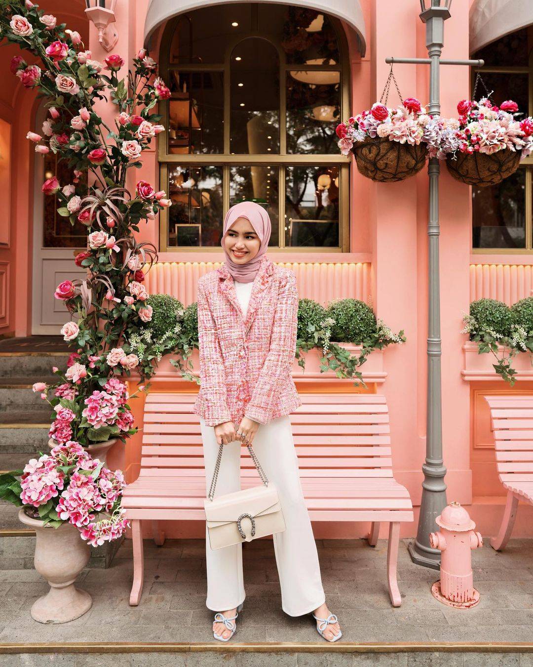 Cara Paling Stylish Padu-padan Blazer untuk Perempuan Hijabers