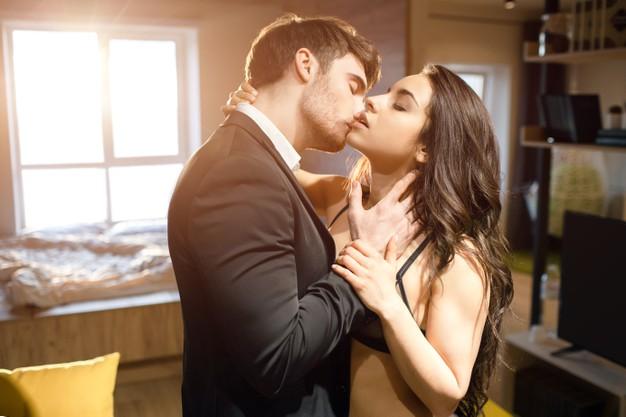 6 Tanda Pasangan Menikmati Momen Bercinta Denganmu