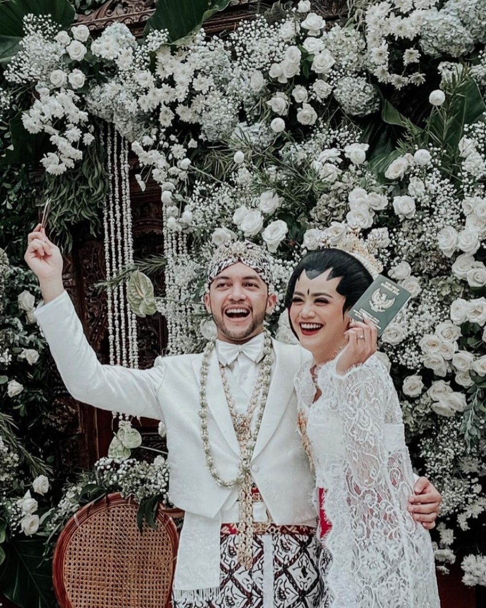 Balikan Sama Mantan, 9 Potret Perjalanan Cinta Indah Indriana & Suami