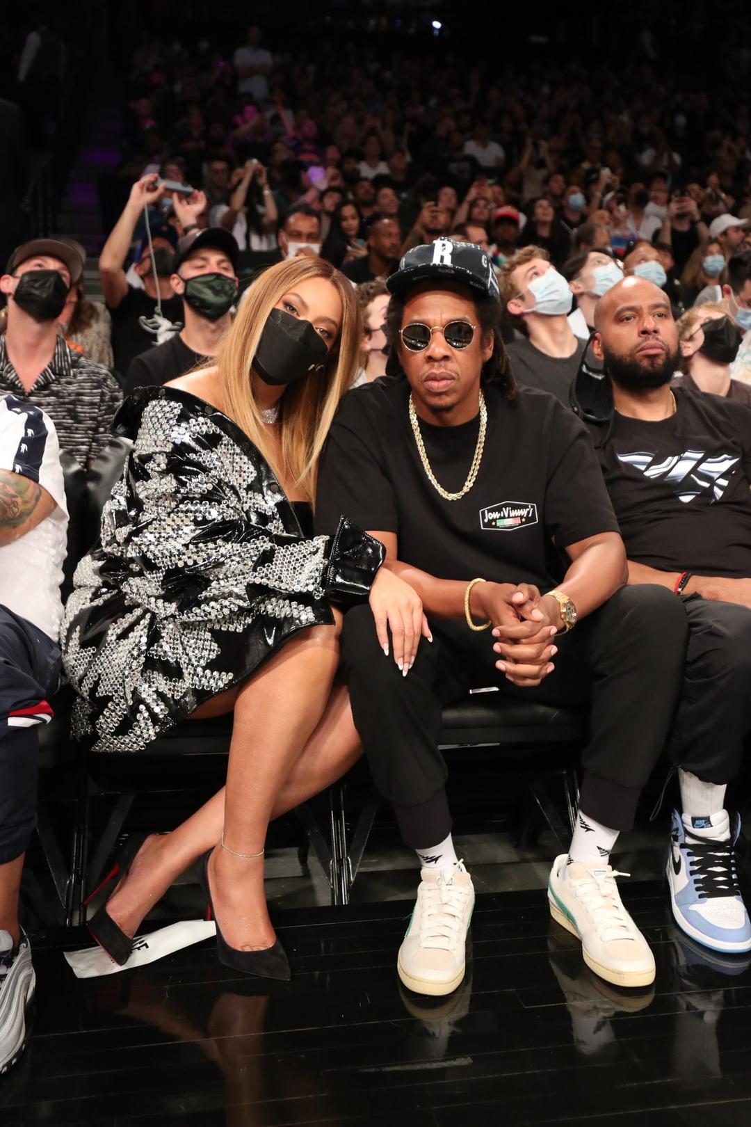 Ketat Banget! Beyoncé Pakai Mini Dress Temani Suami