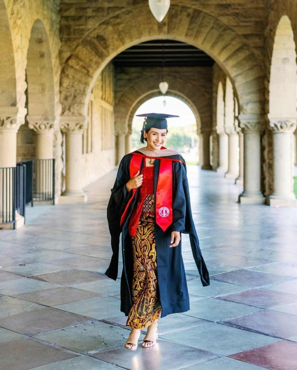 Lulus S2, 10 Potret Kenangan Maudy Ayunda di Stanford hingga Wisuda