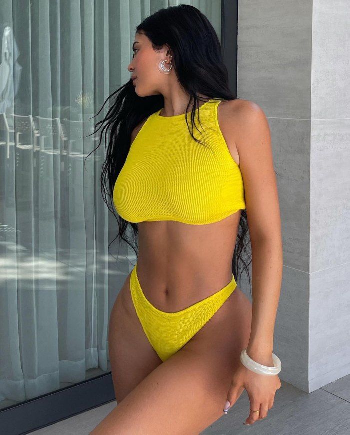 Deretan Aksi Kylie Jenner Pakai Bikini Kekecilan