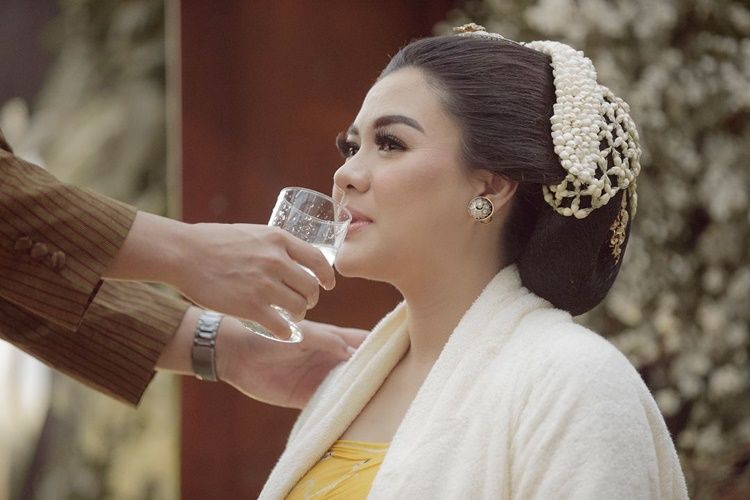 Bermakna, 7 Artis Ini Gelar Acara 7 Bulanan dengan Adat Jawa